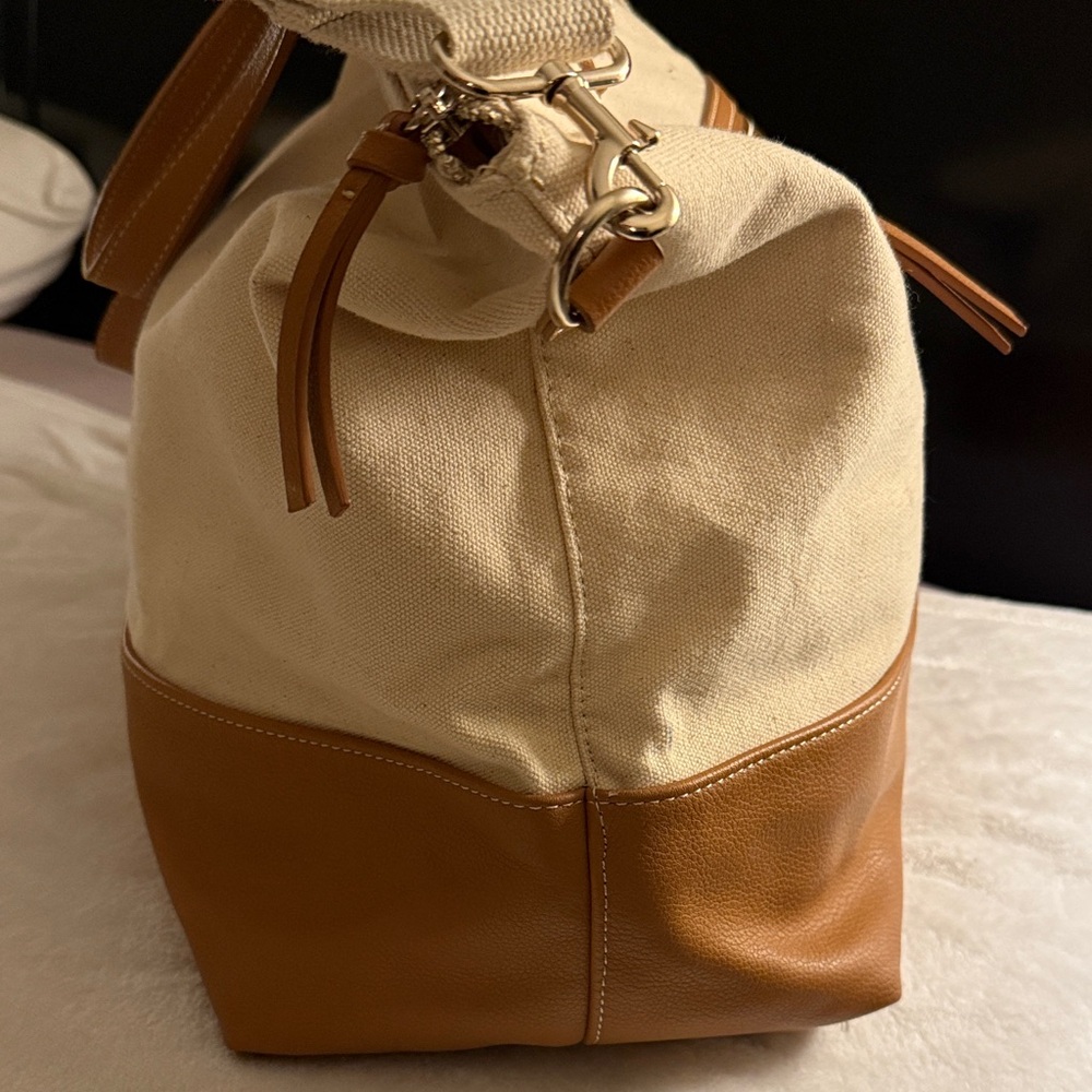 ๐Old Navy Beige and Tan Travel Bag with adjustable straps - Picture 2 of 10